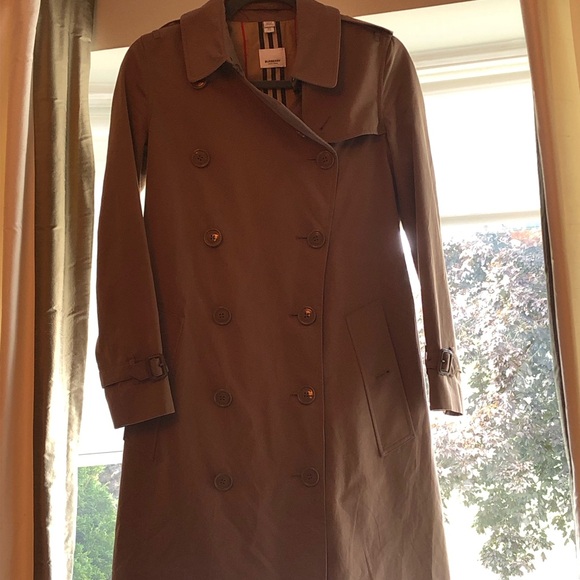 Classic tanned Burberry London trench coat. Excellent condition. - Picture 9 of 10
